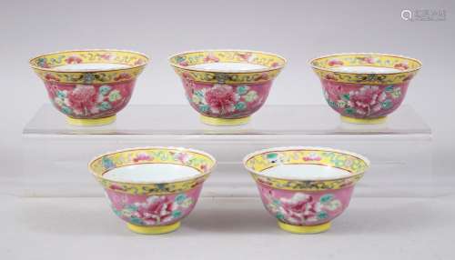 A SET OF FIVE 19TH CENTURY CHINESE FAMILLE ROSE NONYA / STRAITS TEA BOWLS, each with pink and yellow