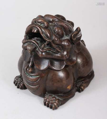 A 20TH CENTURY CHINESE BRONZE INCENSE BURNER IN THE FORM OF A LION DOG, the head hinged, the base