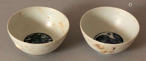 A PAIR OF CHINESE WANLI PERIOD BLUE & WHITE SHIPWRECK PORCELAIN BOWLS, each painted to its centre