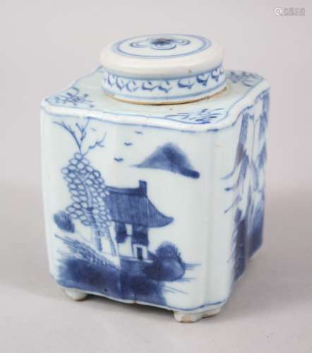 AN EARLY 18TH CENTURY CHINESE BLUE & WHITE PORCELAIN TEA CADDY & COVER, the body of the square
