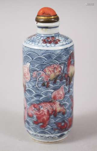 AN UNUSUAL 18TH CENTURY CHINESE BLUE & WHITE UNDERGLAZED RED PORCELAIN SNUFF BOTTLE, the body with