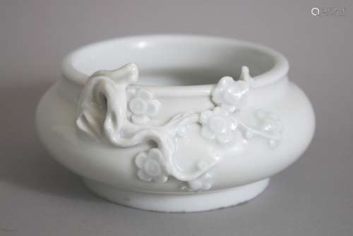 A GOOD 18TH CENTURY CHINESE KANGXI BLANC DE CHINE PORCELAIN CENSER, with moulded decoration of