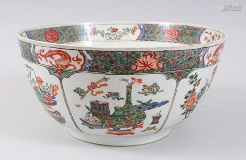 A GOOD CHINESE 18TH / 19TH CENTURY FAMILLE VERTE PORCELAIN BOWL, the exterior decorated with