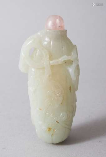 AN EARLY 20TH CENTURY CHINESE CARVED JADE SNUFF BOTTLE, carved in the form of a finger citron with