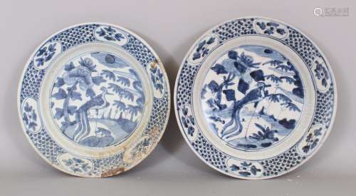 A PAIR OF CHINESE WANLI PERIOD BLUE & WHITE SHIPWRECK PORCELAIN PEACOCK DISHES, approx 28cm