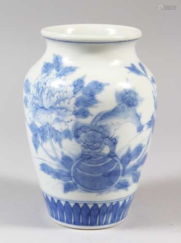 A JAPANESE BLUE & WHITE ARITA / HIRADO STYLE PORCELAIN VASE, decorated with scenes of flora,