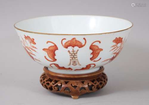 A GOOD 19TH CENTURY CHINESE IRON RED FAMILLE ROSE PORCELAIN BOWL & STAND, the bowl decorated to