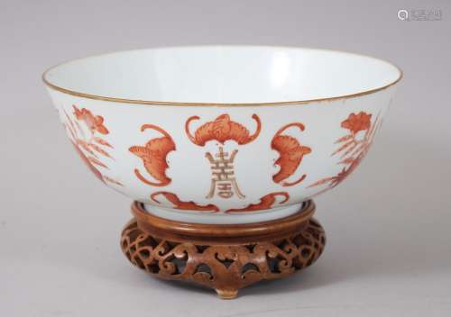 A GOOD 19TH CENTURY CHINESE IRON RED FAMILLE ROSE PORCELAIN BOWL & STAND, the bowl decorated to
