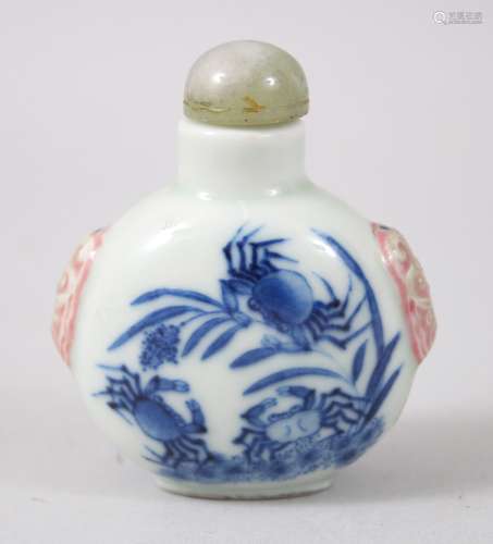 AN UNUSUAL 19TH CENTURY CHINESE BLUE & WHITE FAMILLE ROSE TWIN HANDLE PORCELAIN CRAB SNUFF BOTTLE,