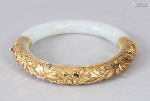 A GOOD 19TH CENTURY CHINESE GREEN JADE & GOLD BANGLE, the gold section with chiselled floral