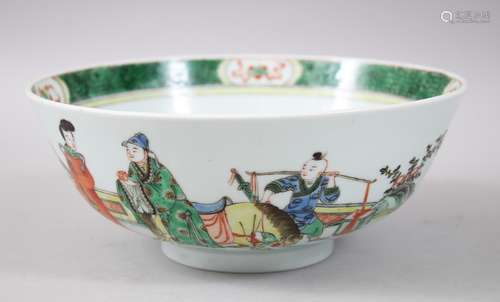 A GOOD 19TH CENTURY CHINESE FAMILLE VERTE PORCELIN BOWL, the exterior decorated with scenes of