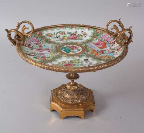 A GOOD 19TH CENTURY CHINESE CANTONESE ROSE MEDALLION PORCELAIN PLATE WITH ORMOLU MOUNTS, the plate