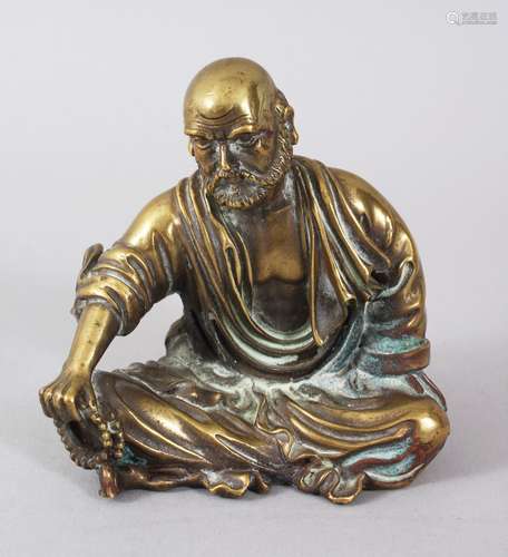 A SMALL HEAVY BRONZE SEATED GOD, 8cms high