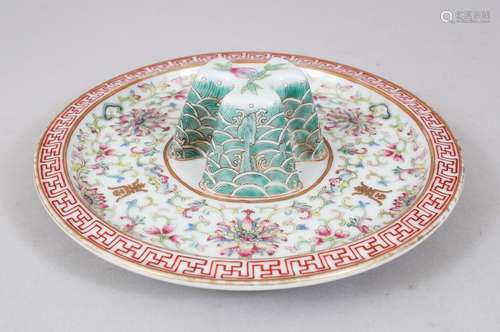 A 20TH CENTURY CHINESE FAMILLE ROSE PORCELAIN WINE CUP STAND, decorated finely with formal floral