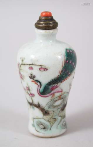 AN 18TH / 19TH CENTURY CHINESE FAMILLE ROSE PORCELAIN SNUFF BOTTLE, decorated with scenes of a