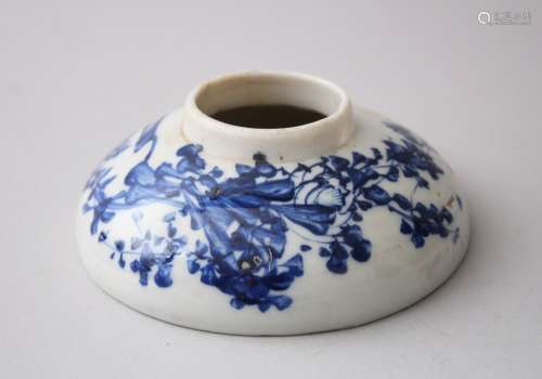 A 19TH CENTURY CHINESE BLUE & WHITE PORCELAIN CUP LID OR STAND, the base with a impressed four