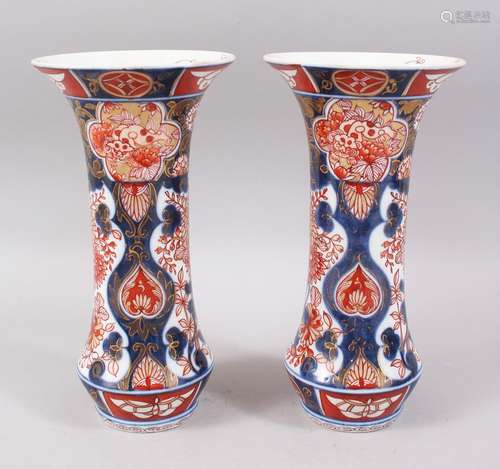 A PAIR OF 18TH CENTURY JAPANESE IMARI PORCELAIN FLUTED RIM VASES, the body of the vases decorated in