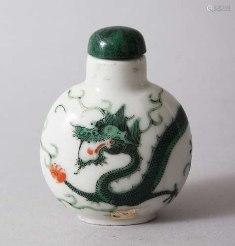 A GOOD 19TH CENTURY CHINESE FAMILE VERT DRAGON PORCELAIN SNUFF BOTTLE, with decoration of a