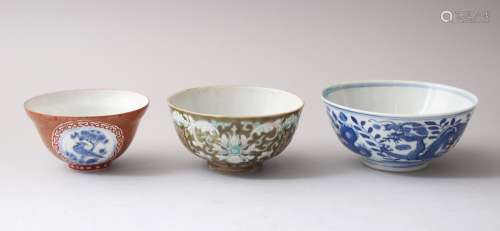 A MIXED LOT OF 19TH / 20TH CENTURY ORIENTAL BOWLS, consisting of a possibly Japanese blue & white