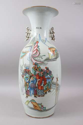 A LARGE 19TH / 20TH CENTURY CHINESE FAMILLE ROSE PORCELAIN VASE, the body with decoration of