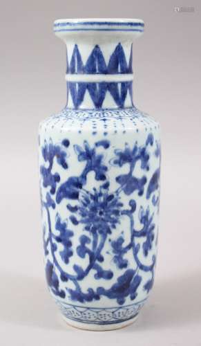 AN 18TH / 19TH CENTURY CHINESE BLUE & WHTE PORCELAIN ROULEAU VASE, the body decorated with scrolling
