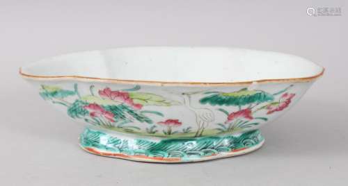 A GOOD 18TH / 19TH CENTURY CHINESE FAMILLE ROSE PORCELAIN BOWL / DISH, the sides with decoration