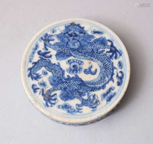 A 19TH CENTURY CHINESE BLUE & WHITE PORCELAIN DRAGON INK BOX LID, 6.2cm diameter.
