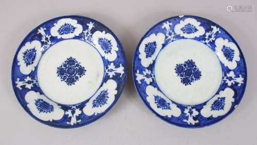 A PAIR OF 18TH CENTURY SIGNED BLUE AND WHITE PLATES made by Ali Mohammed, 21cm diameter.