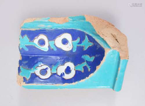 A 15TH CENTURY CENTRAL ASIAN TIMURID BLUE, WHITE AND GREY GLAZED POTTERY TILE FRAGMENT, 24cm x