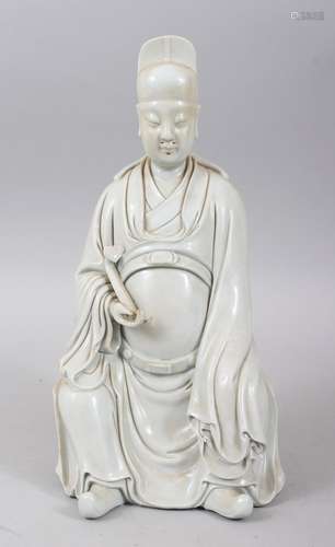 A GOOD EARLY 20TH CENTURY BLANC DE CHINE PORCELAIN FIGURE OF AN OFFICIAL, posed in a seated position