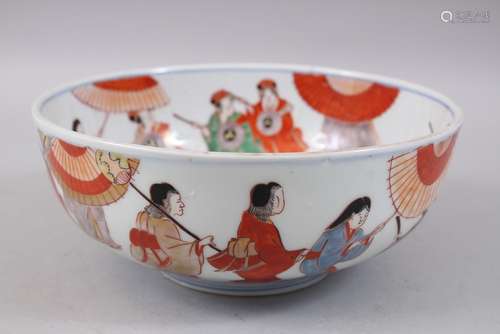 A 19TH CENTURY ORIENTAL / JAPANESE PORCELAIN BOWL, decorated with scenes of figures with parasols