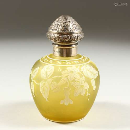 A SUPERB VICTORIAN WEBB'S YELLOW AND WHITE CAMEO SCENT BOTTLE with screw off silver top, the body