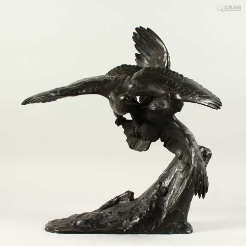A GOOD 20TH CENTURY BRONZE SCULPTURE, depicting a pair of birds of prey fighting, on a