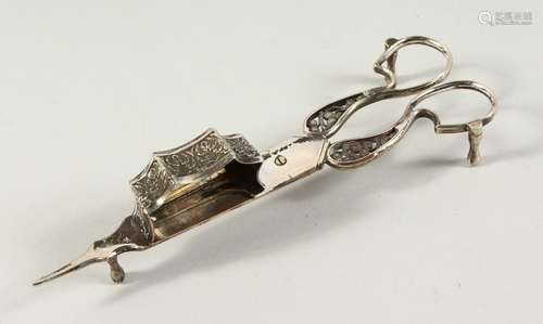 A PAIR OF CONTINENTAL SILVER CANDLE SNUFFERS.