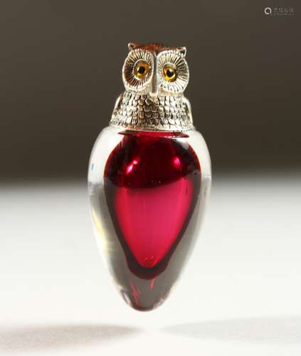 A SMALL VICTORIAN NOVELTY GLASS AND SILVER OWL SCENT BOTTLE with glass eyes. 5.5cms long.