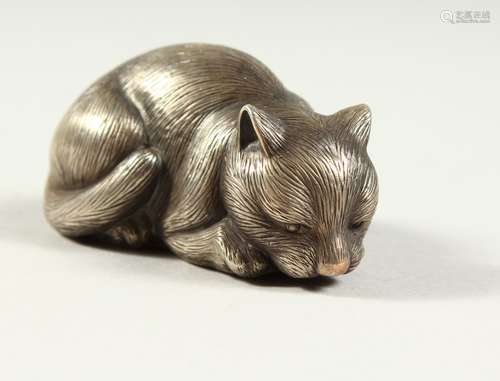 A RUSSIAN SILVER SLEEPING CAT. 7cms long. Mark 84 Head. Maker I. P.