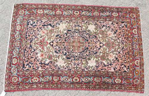 A GOOD PERSIAN ISFAHAN NAJAFABAD RUG with central motif and floral border. 6ft 10ins x 4ft 6ins.