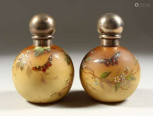 A VERY GOOD PAIR OF WEBB'S SCENT BOTTLES with screw off silver caps, London 1886 by SAMPSON