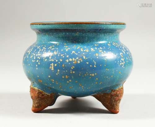 A SMALL CHINESE BLUE SPECKLED CIRCULAR BOWL on three legs. 3.5ins diameter.