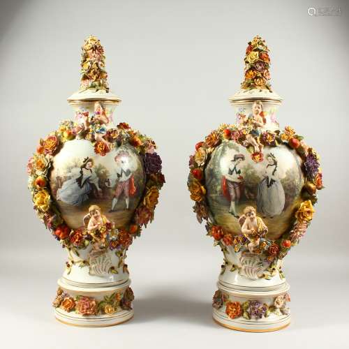 A GOOD PAIR OF MEISSEN DESIGN BULBOUS VASES, COVERS AND STANDS encrusted with garlands of lfowers