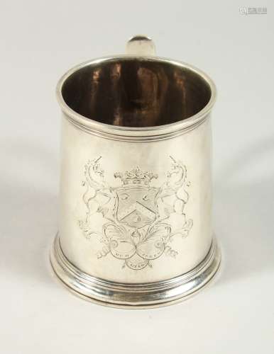 A SUPERB GEORGE I MUG by PAUL DE LAMERIE with plain sides and C scroll handle with crest. London