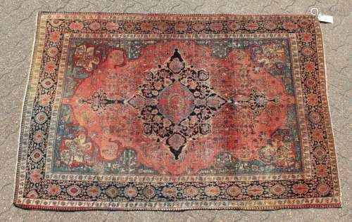 A VERY FINE QUALITY PERSIAN SAROUK FARAHAN RUG, CIRCA 1900, with a large central motif and blue