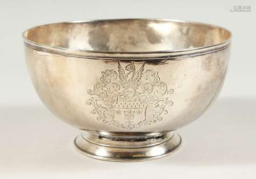 A SUPERB GEORGE II IRISH CIRCULAR PEDESTAL BOWL. 6.5ins diameter x 3.5ins high with crest. Dublin