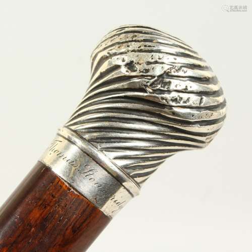 AN EARLY 20TH CENTURY WALKING STICK, with wrythen fluted silver top, the collar engraved J. W.