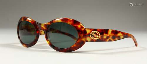 A VERY GOOD PAIR OF GUCCI TORTOISESHELL SUN GLASSES.