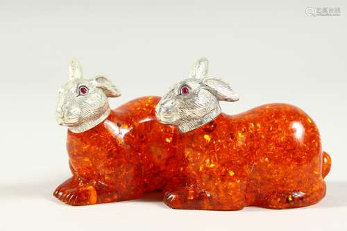 A PAIR OF NOVELTY AMBER and .800 RABBITS. 6CMS LONG.