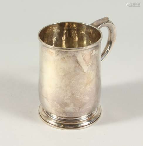 A GEORGE I PINT MUG of plain design with scrolling handle. London 1726. Maker Humphrey Payne. Weight