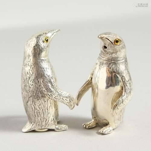 A SMALL PAIR OF NOVELTY .800 PENGUIN SALT AND PEPPERS. 5cms high.