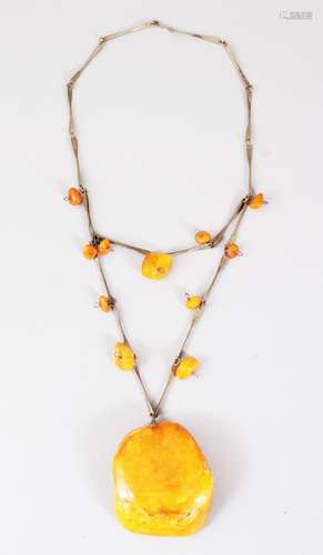 A GOOD LARGE AMBER PENDANT NECKLACE, 58 grams.