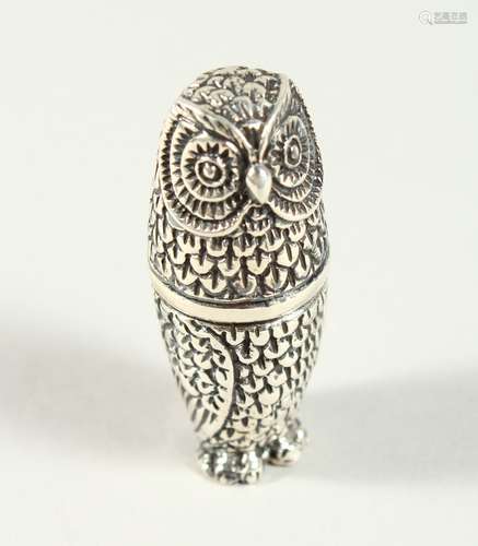 A NOVELTY SILVER OWL NEEDLE CASE AND THIMBLE. 5cms long.